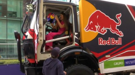 "¡Es gigante!": La experiencia de Tita Ureta a bordo de un camión del Rally Dakar en De Paseo