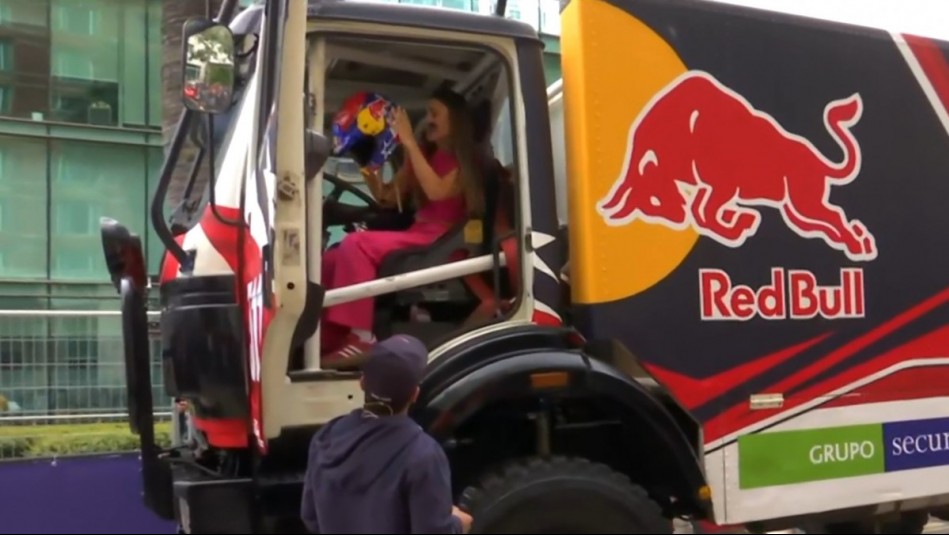 '¡Es gigante!': La experiencia de Tita Ureta a bordo de un camión del Rally Dakar en De Paseo