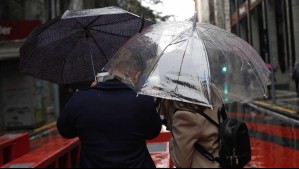 Ya caen las primeras gotitas: ¿Hasta cuándo se extenderán las lluvias en Santiago y cuánto lloverá?