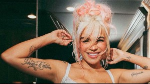 Con una copa de champán y un particular atuendo: Así celebró Karol G su Latin Grammy al mejor álbum del año