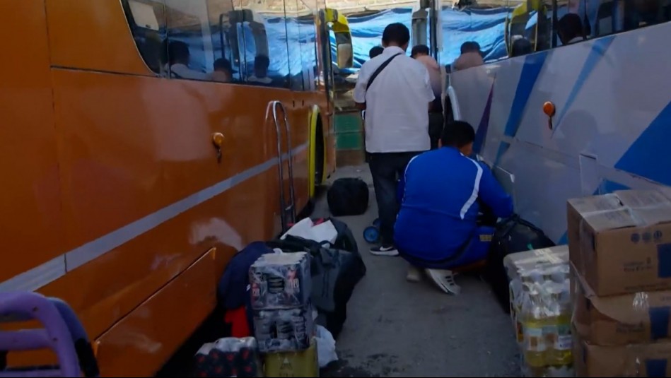 El supermercado de los ambulantes: Así opera el mercado ilegal de mercadería argentina en Estación Central