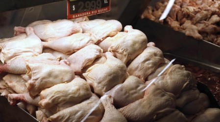 Sernac llega a acuerdo con cadena de supermercado por colusión de pollos: ¿Quiénes recibirán la compensación?