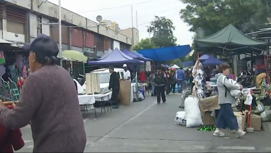 Retorno de los toldos azules: Comercio ambulante satura calles de Barrio Meiggs