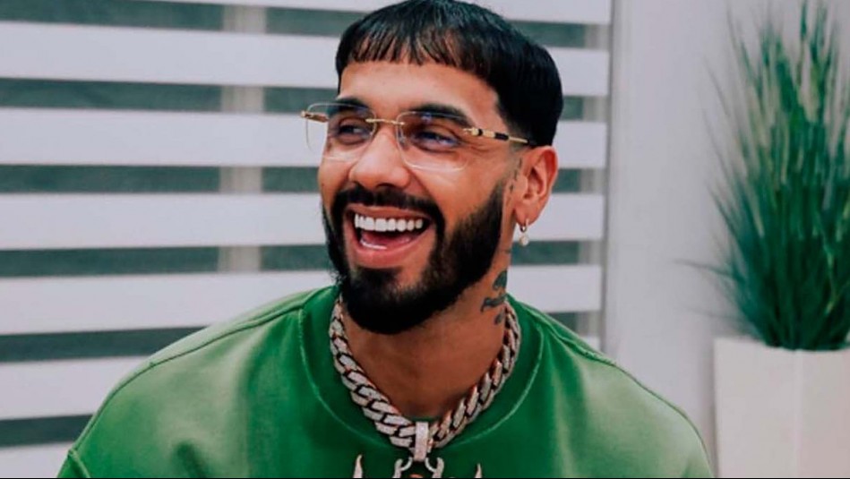 Anuel dice que recibió un millón de dólares por usar unas zapatillas y posa con su lujoso auto