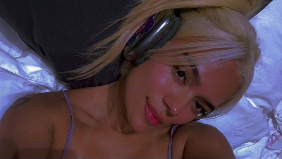 El increíble look de Karol G para el bautizo de su sobrina: Un vestido de seda con un llamativo escote