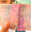 Feriante acusó recibir billete falso en pleno despacho en vivo de Mucho Gusto.
