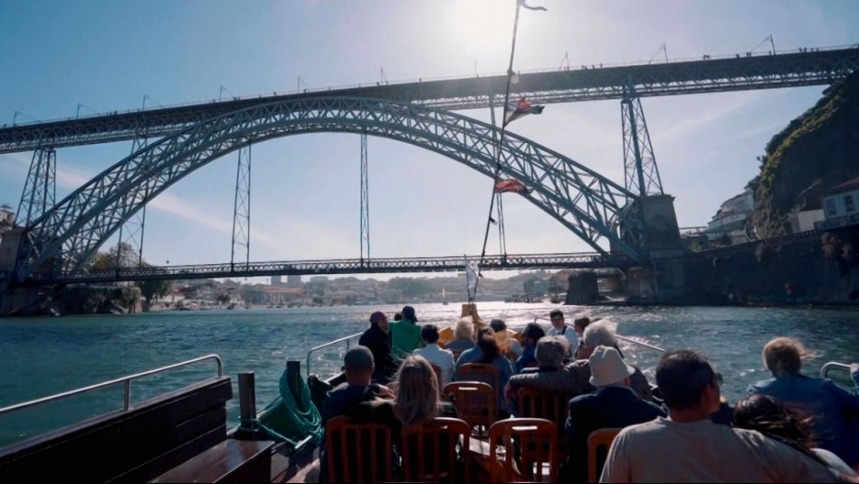 Un paseo en bote: Dani y César recorrieron los seis puentes que cruzan el río Duero en Oporto