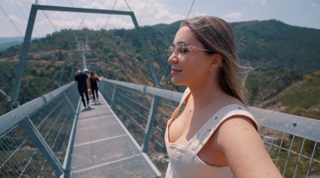 ¿Te atreverías? Dani Urrizola y César Norambuena cruzaron el puente peatonal más largo del mundo en Portugal