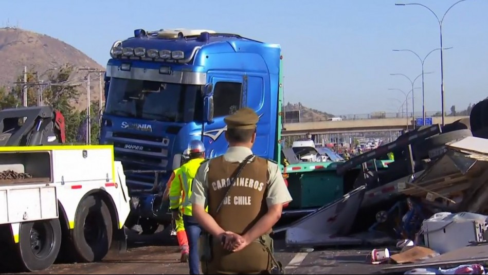 Dos camiones y un auto protagonizan grave colisión en Ruta 5 Sur: Detenido no contaba con licencia profesional