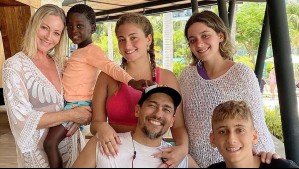 Rafael Araneda y su familia posan en divertida foto de Navidad alrededor de la abuela Laurita