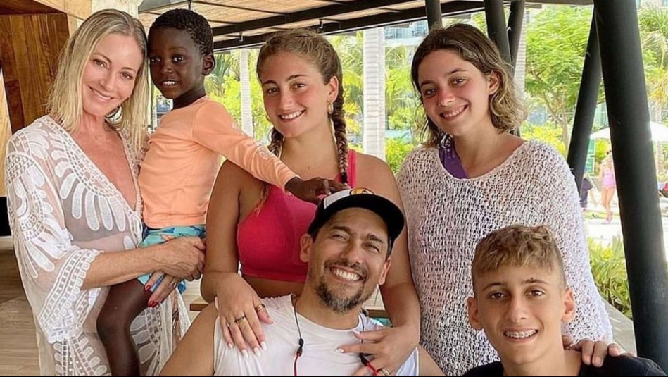 Rafael Araneda y su familia posan en divertida foto de Navidad alrededor de la abuela Laurita