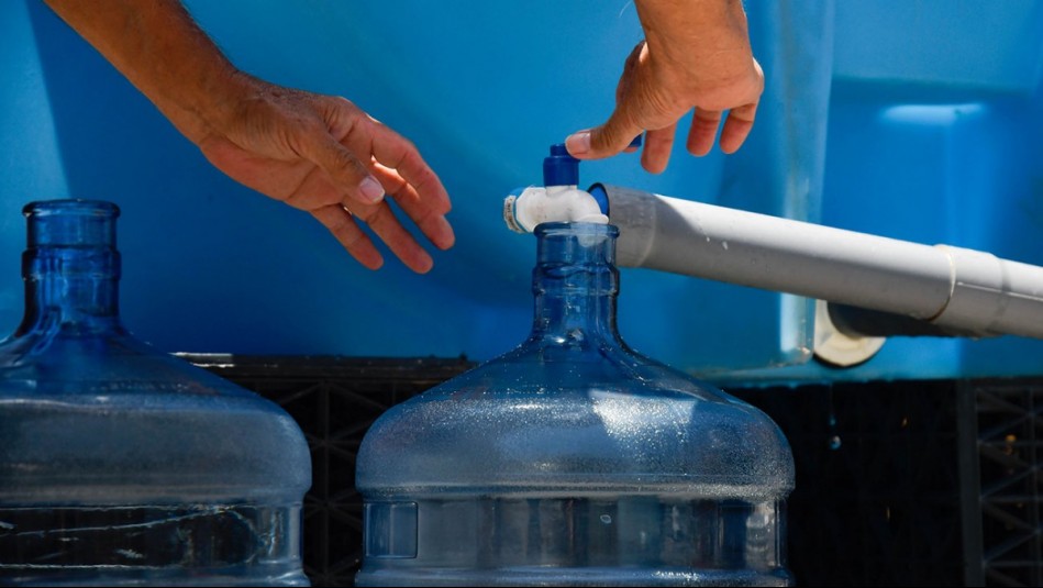 Aguas Andinas anuncia corte de agua para dos comunas de Santiago: Revisa los horarios