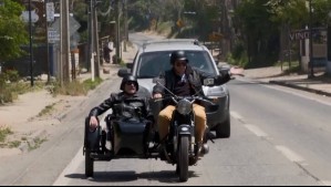 En su clásica moto: El momento en que Fernando Larraín y Felipe Izquierdo sorprenden con "Corazones Service"