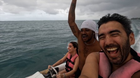 "¡Bájenme!": Dani Urrizola y César dejan el miedo y navegan en lancha rápida en Punta Cana en Viajando Ando
