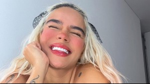 Sin maquillaje, sonriente y haciendo música: Así pasa los días Karol G junto con su familia