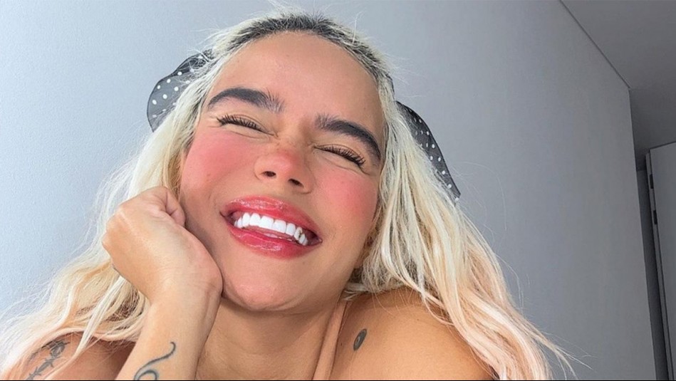 Sin maquillaje, sonriente y haciendo música: Así pasa los días Karol G junto con su familia