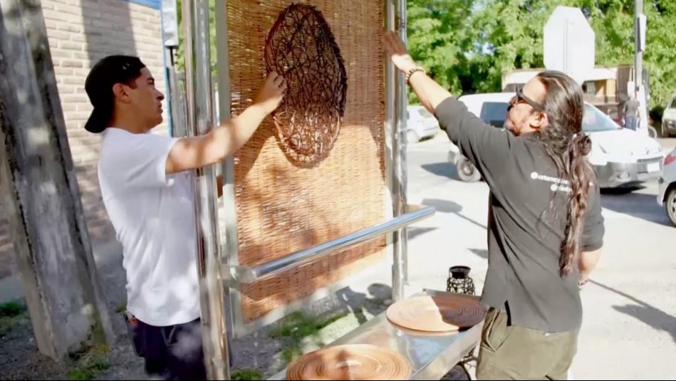 En honor a Chimbarongo: Fernando Godoy y la familia Jorquera decoran dos paraderos de buses con mimbre