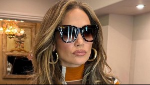 Jennifer Lopez enloquece a sus fans con un extravagante look de cabello corto y abrigo de rosas reales