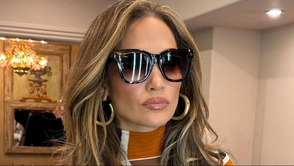 Jennifer Lopez enloquece a sus fans con un extravagante look de cabello corto y abrigo de rosas reales