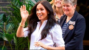 ¿Por qué todos comentan la falda de Meghan Markle en su polémica aparición en Jamaica con el Príncipe Harry?