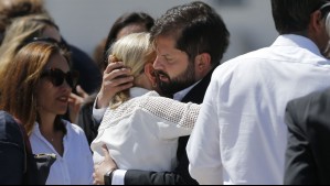 El emotivo abrazo con que Presidente Boric consoló a Cecilia Morel tras llegada de féretro de Sebastián Piñera