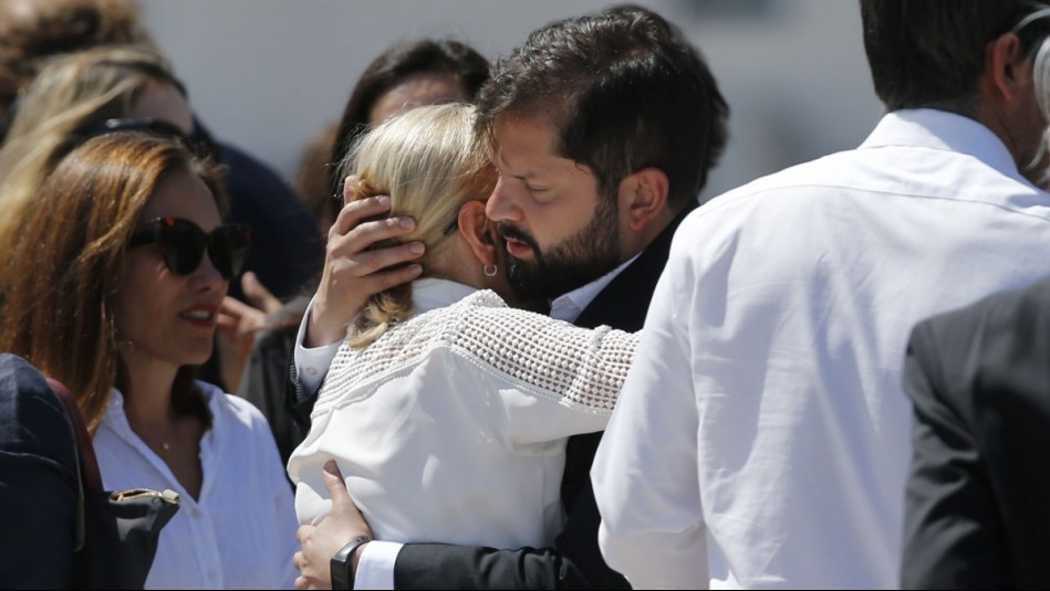 El emotivo abrazo con que Presidente Boric consoló a Cecilia Morel tras llegada de féretro de Sebastián Piñera