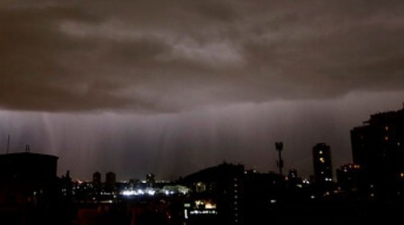 Dirección Meteorológica de Chile emite alerta de probables tormentas eléctricas para 12 regiones del país