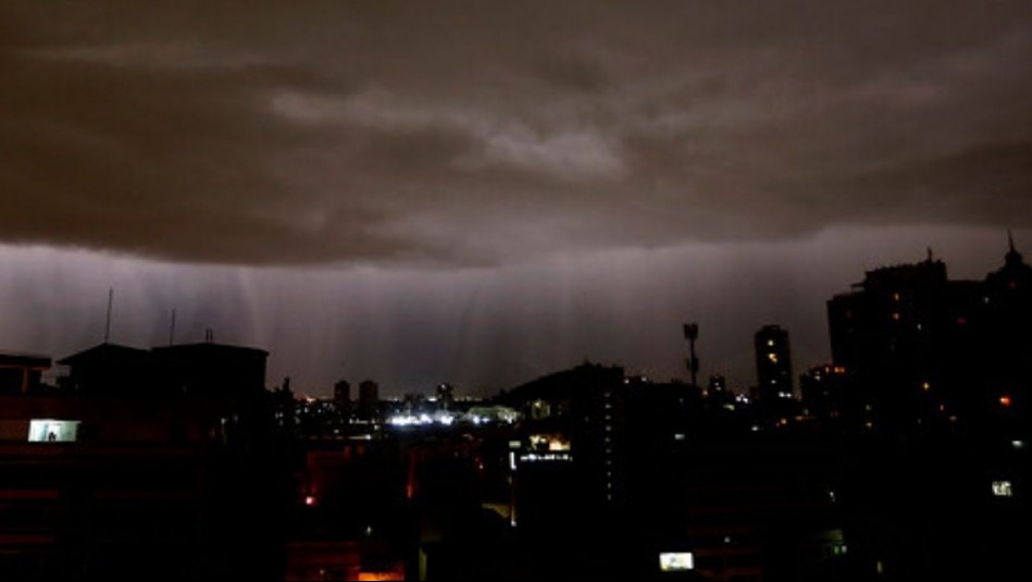 Dirección Meteorológica de Chile emite alerta de probables tormentas eléctricas para 12 regiones del país