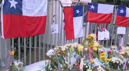Con flores y cartas: Las emotivas ofrendas a expresidente Sebastián Piñera en el ex Congreso Nacional
