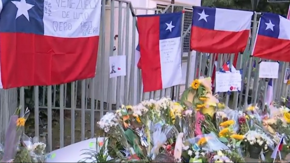 Con flores y cartas: Las emotivas ofrendas a expresidente Sebastián Piñera en el ex Congreso Nacional