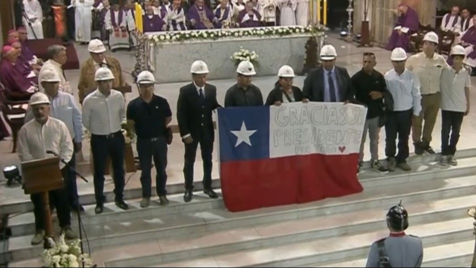 'Gracias a él nosotros fuimos rescatados': Emotivo homenaje de mineros a expresidente Piñera en misa fúnebre
