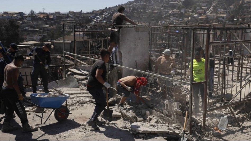 Destinada a afectados por incendio: Así puedes reconocer a los encuestadores de la ficha FIBE