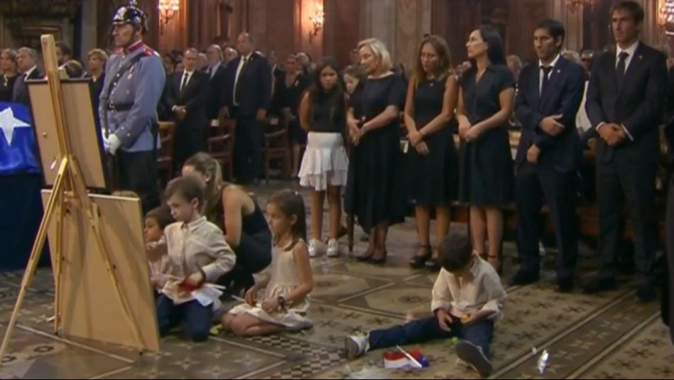 La imagen de los nietos del expresidente Piñera en la misa fúnebre