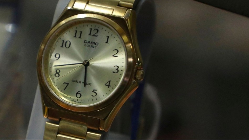 ¿Se atrasa o se adelanta el reloj? Revisa cuándo será el próximo cambio de hora en Chile