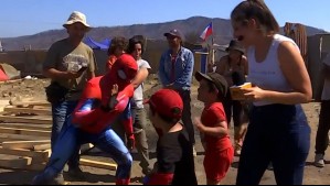 Sensual Spiderman les regala entretenido momento a niños afectados por los incendios en De Paseo