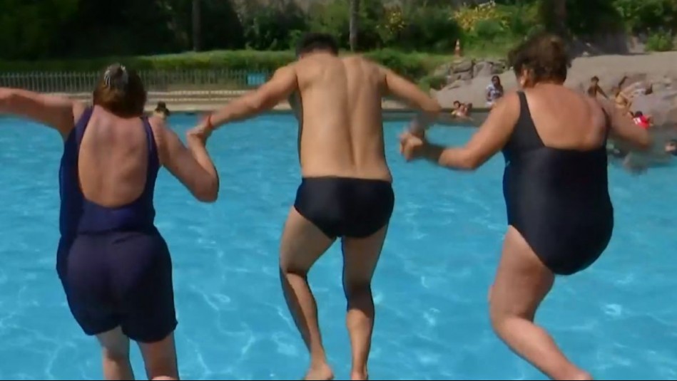 ¡Al agua pato! Andrés Caniulef sorprendió con divertido piscinazo durante Mucho Gusto
