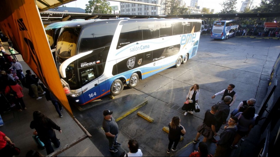 'Se me va el bus...': Masiva cantidad de turistas en terminal de buses en el último recambio del verano