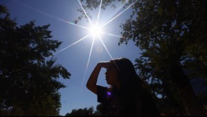 Hasta 37° C en Santiago: Emiten advertencia por altas temperaturas máximas para diez regiones