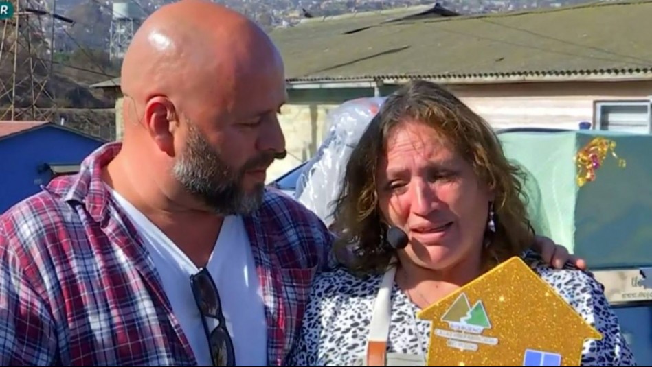 Perdió a su madre e hija en incendios: 'Hacedor de Hambre' entrega regalos a vecina de El Olivar