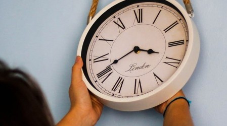 ¿Se adelanta o atrasa el reloj?: Todo lo que tienes que saber sobre el próximo cambio de hora