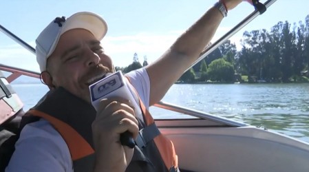 "Me siento Julio Iglesias": José Antonio Neme se atrevió a divertido paseo en lancha por el Lago Rapel
