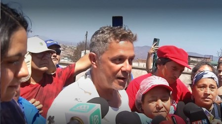 "Que nadie se olvide de la gente": Alejandro Sanz visita a damnificados por los incendios en Viña del Mar