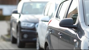 Es obligatorio en autos nuevos y usados: Estos son los plazos para grabar patente en vidrios y espejos