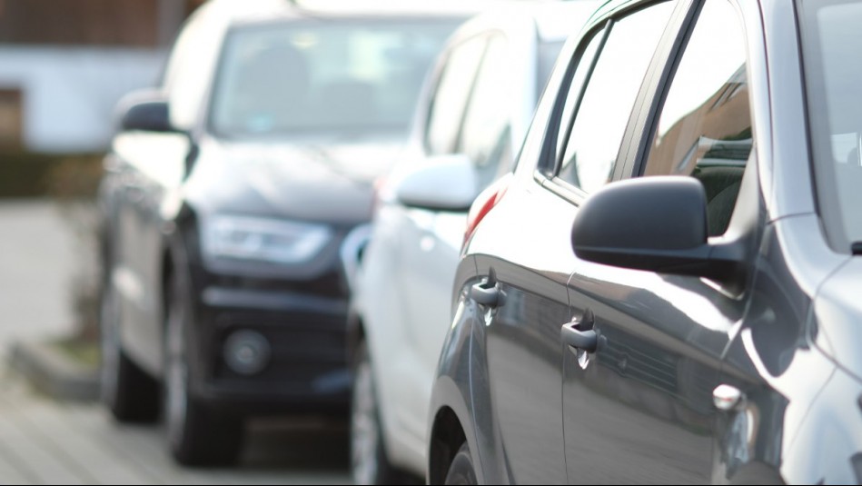 Es obligatorio en autos nuevos y usados: Estos son los plazos para grabar patente en vidrios y espejos