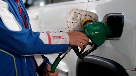 A días del Superlunes: Revisa el alza de precios de la bencina desde este 29 de febrero