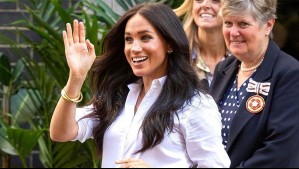 Meghan Markle usa un abrigo de casi 7 mil dólares en encuentro con diseñadora