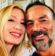 Los Bunkers deslumbraron sobre el escenario de la Quinta Vergara, con un Álvaro López superlativo y que mantiene una larga relación con una joven 15 años menor, Romina Antileo.
