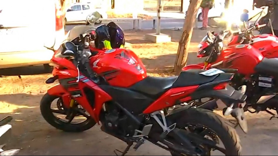 Sorprenden en fiscalización a motociclista sin placa patente: La tenía guardada en la mochila