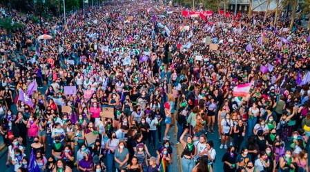 Estos serán los desvíos y cortes de tránsito en Santiago por marcha conmemorativa del Día de la Mujer