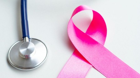 ¿Cómo funciona la cobertura del Plan AUGE-GES para prevenir y tratar el cáncer de mama?